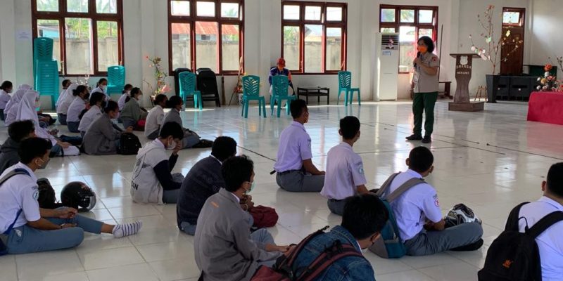 Pemberian motivasi kepada generasi muda Merauke terkait protokol kesehatan kepada siswa-siswi SMA Negeri 1 Merauke oleh tim Subsatgas Protokol Kesehatan (Prokes) PON XX Papua Merauke, Senin (4/10)