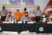Polda Jatim menggelar konferensi pers penggagalan pengiriman 38 ribu benur ilegal di Probolinggo