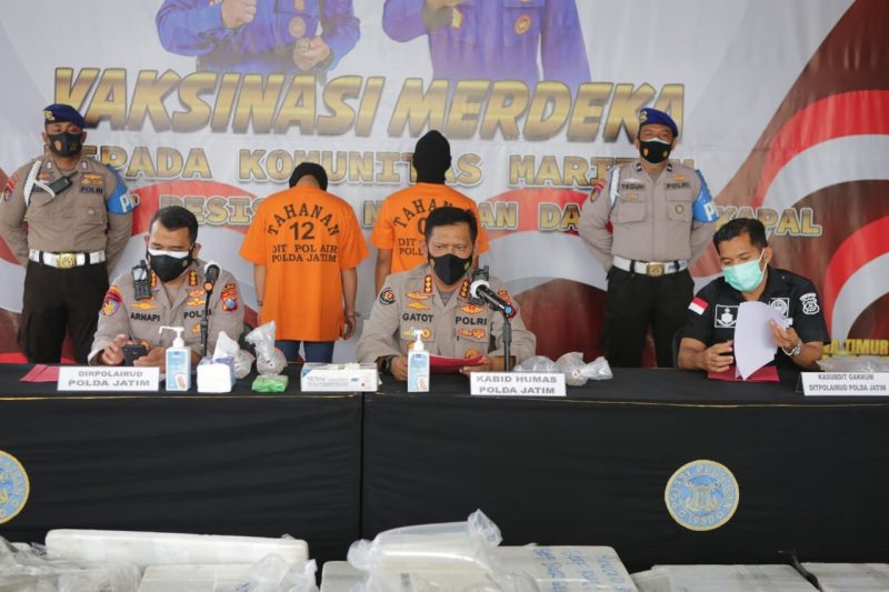 Polda Jatim menggelar konferensi pers penggagalan pengiriman 38 ribu benur ilegal di Probolinggo