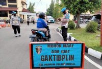Kasubbid Provost Bid Propam AKBP Andi Baso Rahman SH SIK MSi melaksanakan kegiatan Penegakan, Penertiban dan Disiplin [Gaktibplin] terhadap kendaraan anggota Polri dan ASN Polri Polda Sumsel baik pribadi maupun dinas.