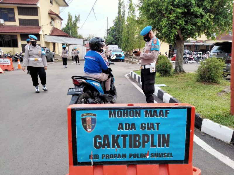 Kasubbid Provost Bid Propam AKBP Andi Baso Rahman SH SIK MSi melaksanakan kegiatan Penegakan, Penertiban dan Disiplin [Gaktibplin] terhadap kendaraan anggota Polri dan ASN Polri Polda Sumsel baik pribadi maupun dinas.