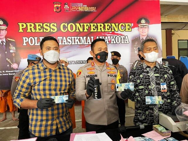 Pembuat dan pengedar uang palsu di Kadipaten, Kabupaten Tasikmalaya berhasil diciduk Sat Reskrim Polres Tasikmalaya Kota dan Polsek Kadipaten Polda Jabar, Rabu (6/10)