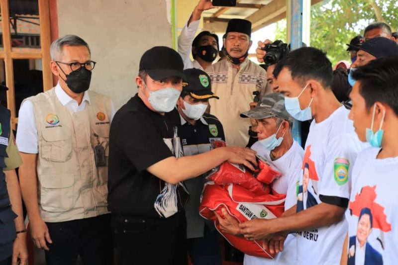 Herman Deru Berikan Bantuan untuk Warga Empat Lawang 