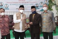 Wakil Ketua Komisi VIII DPR RI TB. Ace Hasan Syadzili (ketiga dari kanan) menerima plakat cinderamata dari Kepala MAN Bandung Barat