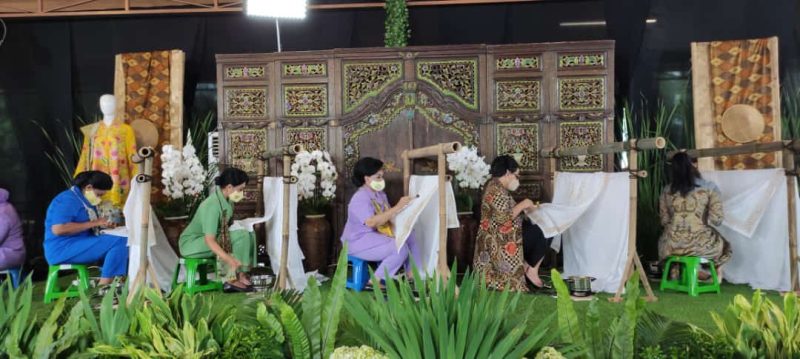 Peringatan Hari Batik Nasional sekaligus mendukung batik mendunia, Dharma Pertiwi bersama OASE Kabinet Indonesia Maju, Dekranas, dan Yayasan Batik Indonesia (YBI), bekerja sama dengan LaDara menyelenggarakan “Membatik Bersama Mendunia” pada Sabtu, 2 Oktober 2021 di Halim Perdana Kusuma, Jakarta Timur.