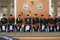 Bupati Dr Dodi Reza Alex Noerdin Lic Econ MBA bersama Ketua TP PKK Muba Thia Yufada Dodi Reza memperkenalkan Gambo, Batik Khas Muba yang mendunia