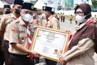 Pada kesempatan ini Sekda Muba selaku kwartir cabang gerakan Pramuka Musi Banyuasin Drs H Apriyadi MSi menyerahkan penghargaan ranting tergiat dan tercepat tingkat kwartir cabang gerakan Pramuka Musi Banyuasin pada triwulan II dan III tahun 2021.