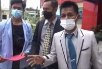 Defi Iskandar SH MH selaku kuasa hukum Rohana sebagai istri dari Rojali, saat melayangkan laporan di Polda Sumsel, Jumat [8/10].