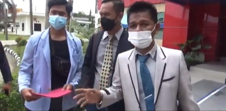 Defi Iskandar SH MH selaku kuasa hukum Rohana sebagai istri dari Rojali, saat melayangkan laporan di Polda Sumsel, Jumat [8/10].