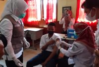 Wakil Walikota Palembang Fitrianti Agustinda [Finda] meninjau vaksinasi bagi 731 siswa SMP Negeri 13 Palembang, Senin [12/10].