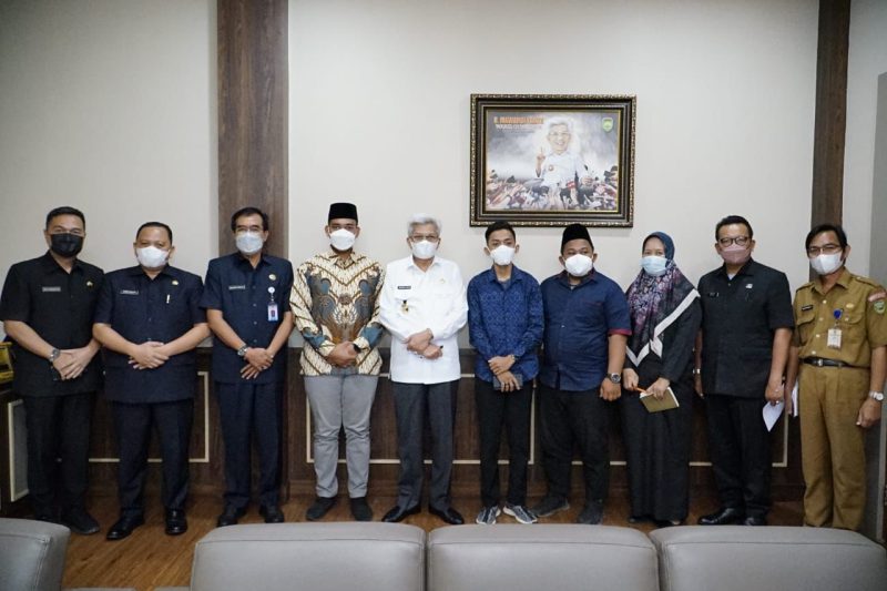 Wakil Gubernur Sumsel H Mawardi Yahya menerima audiensi pengurus harian Halaqoh Badan Eksekutif Mahasiswa [BEM] Pesantren Se-Indonesia 2021-2023, bertempat di Ruang Kerja Wakil Gubernur, Kamis [14/10].