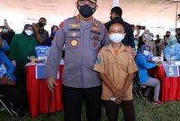 Kapolri Jenderal Listyo Sigit Prabowo bersama Panglima TNI Marsekal Hadi Tjahjanto di lapangan THOR Darmo, Surabaya, Jawa Timur, Jumat [15/10