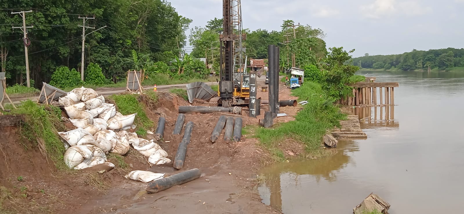 Lokasi rekonstruksi bahu jalan di KM 102 Desa Bailangu, Kabupaten Musi Banyuasin Lokasi rekonstruksi bahu jalan di KM 102 Desa Bailangu, Kabupaten Musi Banyuasin