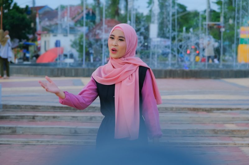 Guru Honor asal Muba, Novia Wulandari SPd, sang pelantun lagu Kota Wisata Olahraga.