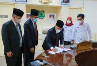 Penandatangan secara virtual ini dilakukan Plt Bupati Muba Beni Hernedi melalui Sekretaris Daerah [Sekda] Kabupaten Muba Drs H Apriyadi MSi bersama Sekretaris Jenderal Kementerian Keuangan RI Heru Pambudi bersama 78 kementerian/lembaga dan pemerintah daerah.