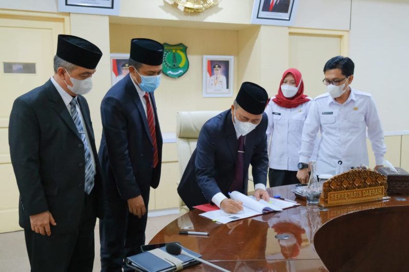 Penandatangan secara virtual ini dilakukan Plt Bupati Muba Beni Hernedi melalui Sekretaris Daerah [Sekda] Kabupaten Muba Drs H Apriyadi MSi bersama Sekretaris Jenderal Kementerian Keuangan RI Heru Pambudi bersama 78 kementerian/lembaga dan pemerintah daerah.