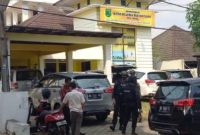 Komisi Pemberantasan Korupsi [KPK] geledah kantor Sekretariat Ikatan Keluarga Musi Banyuasin.