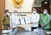 Wagub Mawardi Yahya saat mendengarkan Paparan Bupati OKUS terkait Pembangunan Infrastruktur Tahun 2022 bertempat di Ruang Rapat Gubernur Sumsel, Senin [25/10].