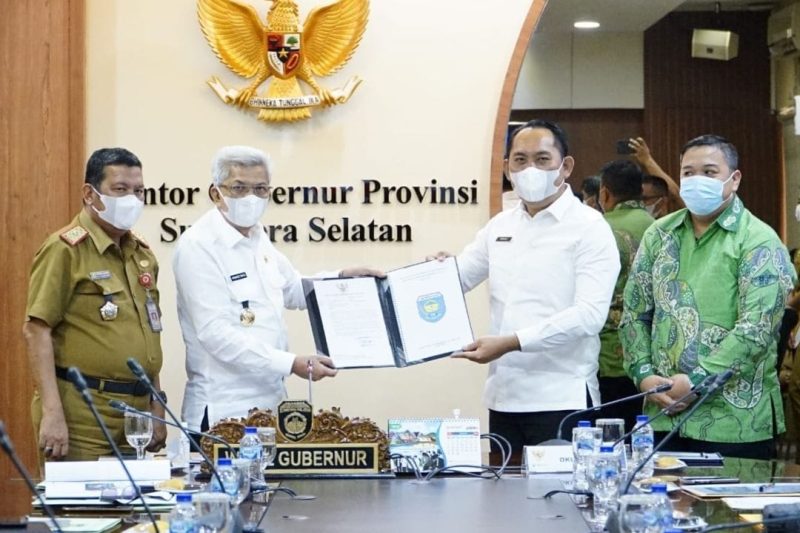 Wagub Mawardi Yahya saat mendengarkan Paparan Bupati OKUS terkait Pembangunan Infrastruktur Tahun 2022 bertempat di Ruang Rapat Gubernur Sumsel, Senin [25/10].
