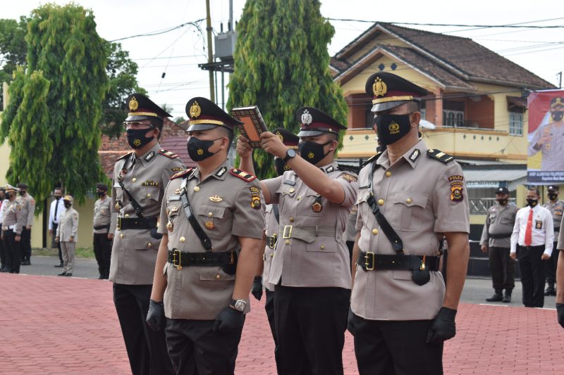 Kapolres Musi Banyuasin memimpin langsung upacara serah terima jabatan beberapa perwira di lingkungan Polres Muba, Selasa (26/10)