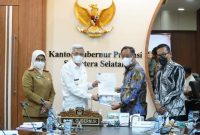 Bupati Lahat Cik Ujang saat paparan di hadapan Wakil Gubernur Mawardi Yahya terkait pembangunan infrastruktur Kabupaten Lahat, di Ruang Rapat Gubernur, Selasa [26/10].