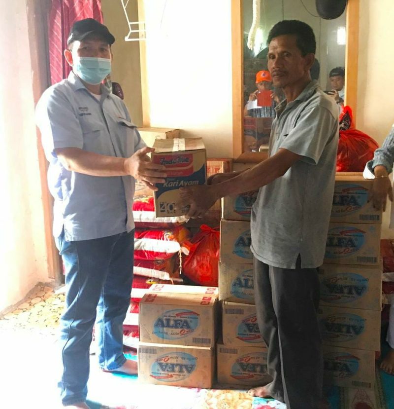 Bina Lingkungan Corporate Social Responsibility (CSR) PT Bukit Asam Tbk (PTBA)  saat memberikan bantuan untuk warga terdampak kebakaran di Desa Pulau Panggung Kecamatan Tanjung Agung Kabupaten Muara Enim