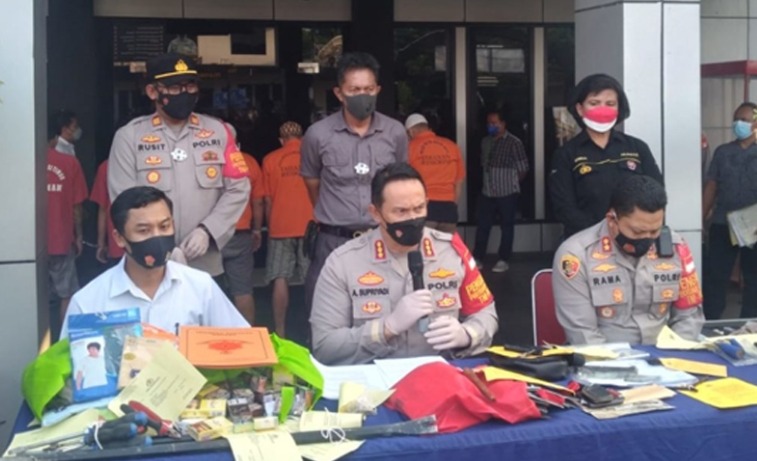 Kapolres Metro Bekasi Kota Kombes Pol. Aloysius Suprijadi SIK MH saat konferensi pers kasus pemerasan empat polisi gadungan