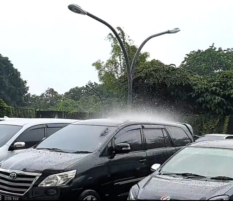 Hujan di Cikarang Guyuri Satu Mobil, Source; tangkapan gambar dari video di instagram@uryanriana