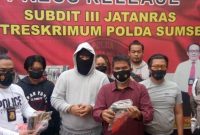 Berdalih menyimpan senjata api rakitan [Senpira] laras pendek jenis FN kaliber 99 milimeter untuk jaga diri, AQ [33] dibekuk unit 1 Subdit III Jatanras Polda Sumsel. 