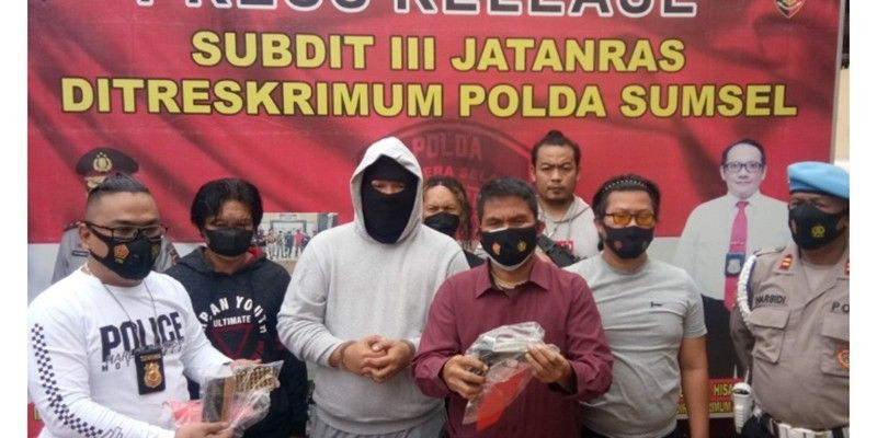 Berdalih menyimpan senjata api rakitan [Senpira] laras pendek jenis FN kaliber 99 milimeter untuk jaga diri, AQ [33] dibekuk unit 1 Subdit III Jatanras Polda Sumsel. 