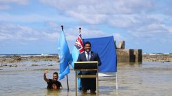 Dikutip dari akun Facebook@Ministry of Justice, Communication and Foreign Affairs, Tuvalu Government, Senin [8/11], Simon Kofe MP berdiri dengan setelan jas dan dasi di podium yang digelar di laut, dengan menggunakan jas, dan celana digulung sebatas lutut.