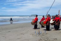 Festival “Silek on the Sea” atau silat di laut, pada Pentas Seni Pantai Kata Pariaman, Sumatera Barat.