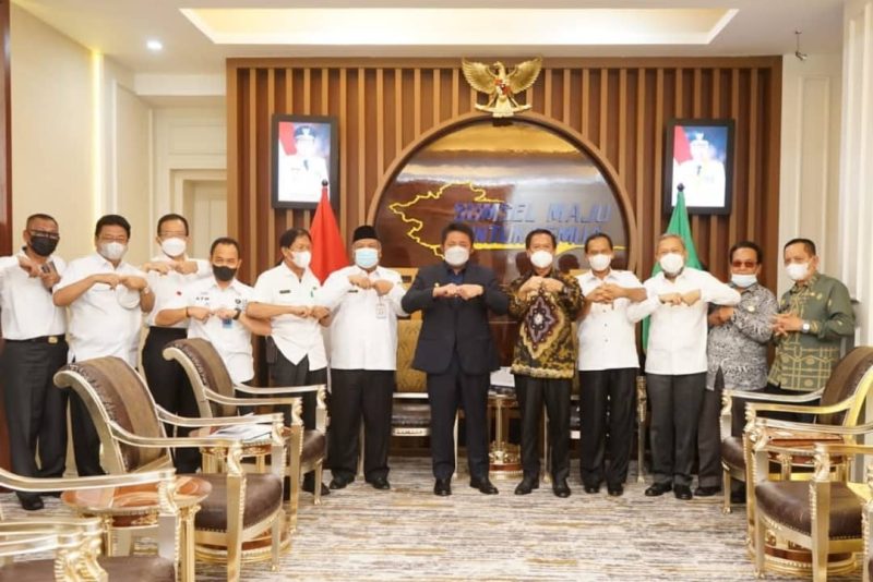 Gubernur Sumsel, Herman Deru saat menerima audiensi tiga Sekda OKU Raya masing-masing Sekda OKU Selatan H Romzi, Sekda OKU Timur Jumadi, Sekda OKU H Achmad Tarmizi bertempat di ruang audiensi gubernur, Rabu [10/11].