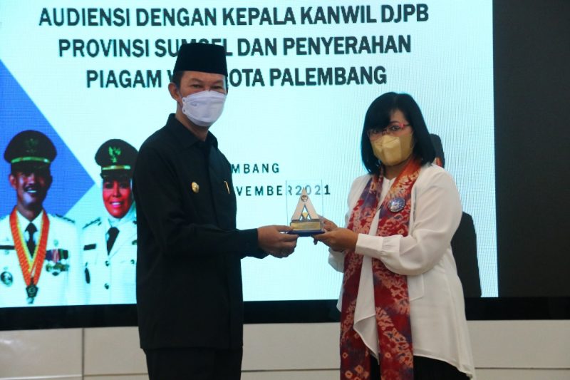 Penghargaan opini WTP ke 11 ditorehkan atas laporan keuangan dan diserahkan langsung Kepala Kantor Wilayah Ditjen Perbendaharaan Provinsi Sumatera Selatan, Lydia Kurniawati Christyana kepada Walikota Palembang, H Harnojoyo, Senin [1/11/21].