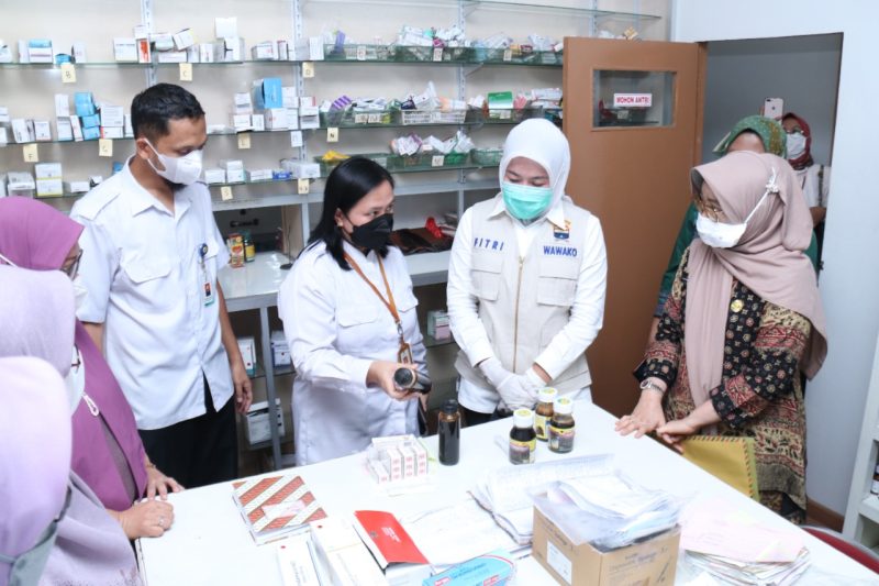 Balai Besar Pengawasan Obat dan Makanan [BBPOM] Palembang bersama wakil Walikota Palembang Fitrianti Agustinda lakukan sidak dadakan terhadap dua apotek acak pada Kamis [4/11/21].
