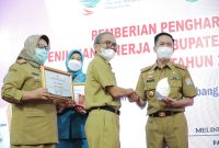 Penghargaan Pencegahan Stunting diserahkan langsung oleh Gubernur Sumsel H Herman Seru melalui Plt Sekda Provinsi Sumsel Supriono ke pada Sekda Kota Palembang, Ratu Dewa.