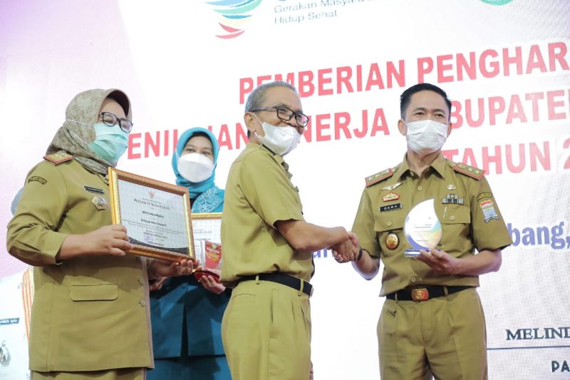 Penghargaan Pencegahan Stunting diserahkan langsung oleh Gubernur Sumsel H Herman Seru melalui Plt Sekda Provinsi Sumsel Supriono ke pada Sekda Kota Palembang, Ratu Dewa.