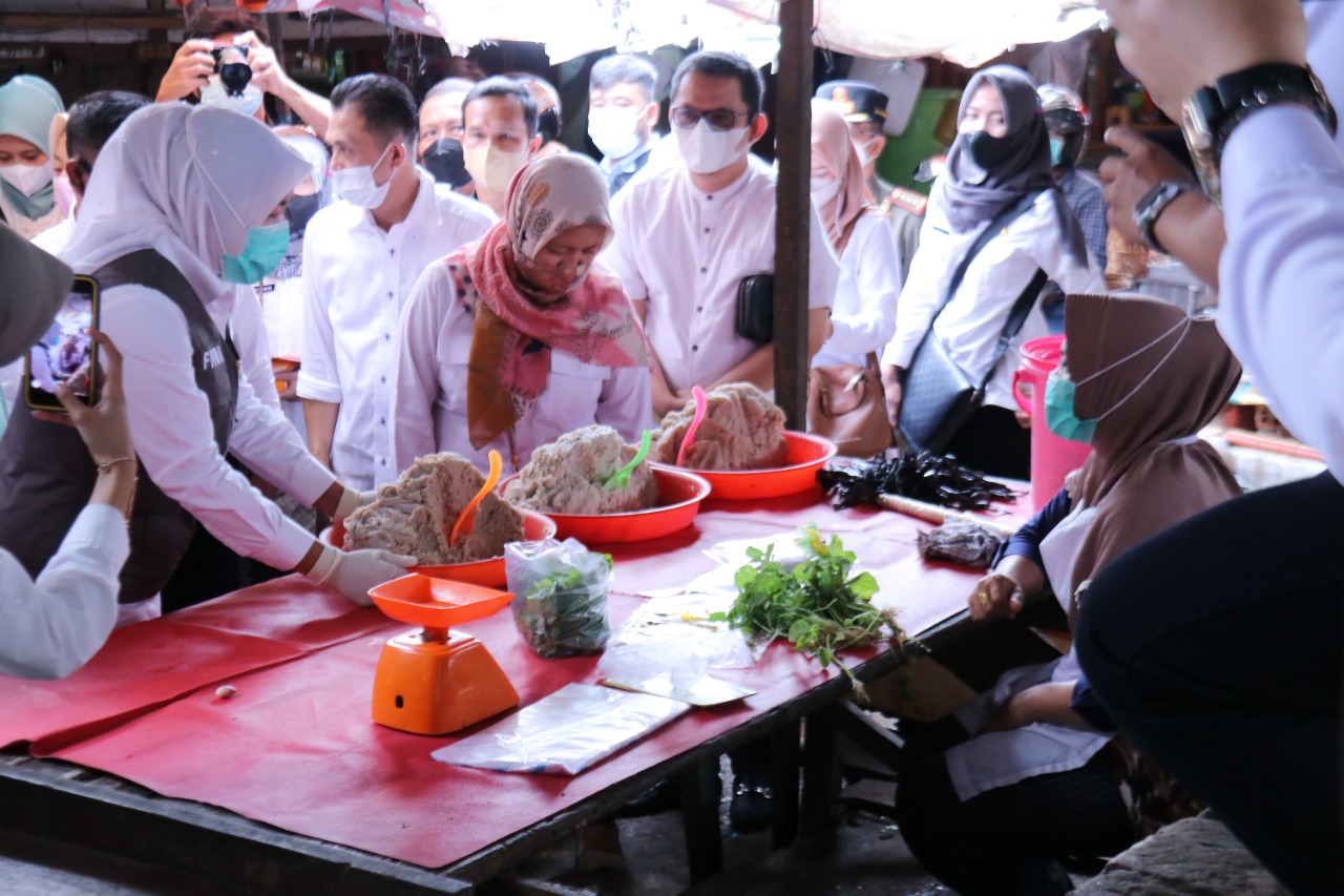 Wakil Walikota Palembang Fitrianti Agustinda bersama BPOM Palembang saat melakukan sidak di Pasar Palimo, Rabu [24/11/2021].