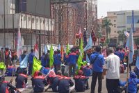 Ribuan buruh dari berbagai serikat buruh seperti KSPSI, NIBA SPSI, FARKES SPSI, KEP SPSI, PPMI SPSI dan lain-lain melakukan aksi unjuk rasa di depan Kantor Gubernur Sumatera Selatan [Sumsel], Selasa [30/11/2021].