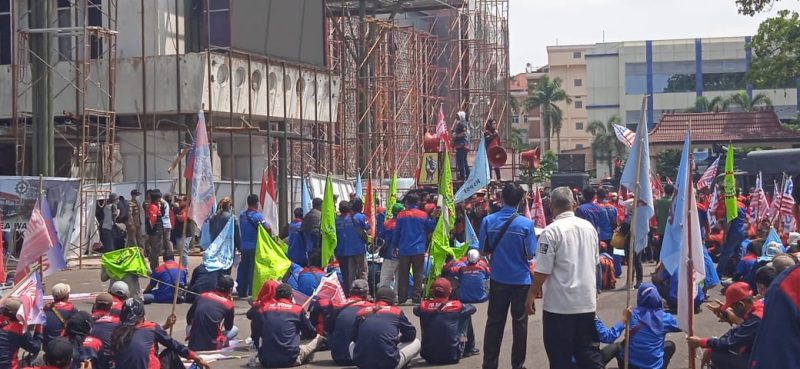 Ribuan buruh dari berbagai serikat buruh seperti KSPSI, NIBA SPSI, FARKES SPSI, KEP SPSI, PPMI SPSI dan lain-lain melakukan aksi unjuk rasa di depan Kantor Gubernur Sumatera Selatan [Sumsel], Selasa [30/11/2021].