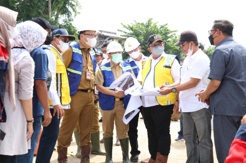 Revitalisasi sungai sekanak yang mengalir melalui daerah rusunawa kelurahan 24 ilir tengah berjalan dengan lancar, begitulah yang terlihat ketika peninjauan pemerintah kota Palembang, Selasa [30/11/21].