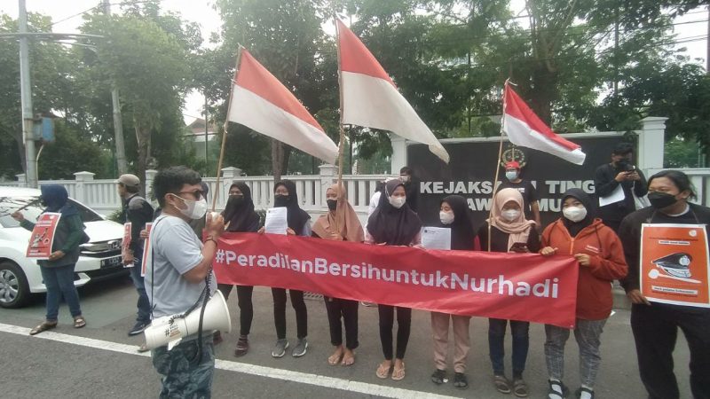 Aliansi Jurnalis Independen [AJI] Indonesia bersama AJI Surabaya dan AJI Malang menggelar aksi di Mapolda Jatim dan Kejaksaan Tinggi Jatim, Surabaya, Selasa [30/11/2021].