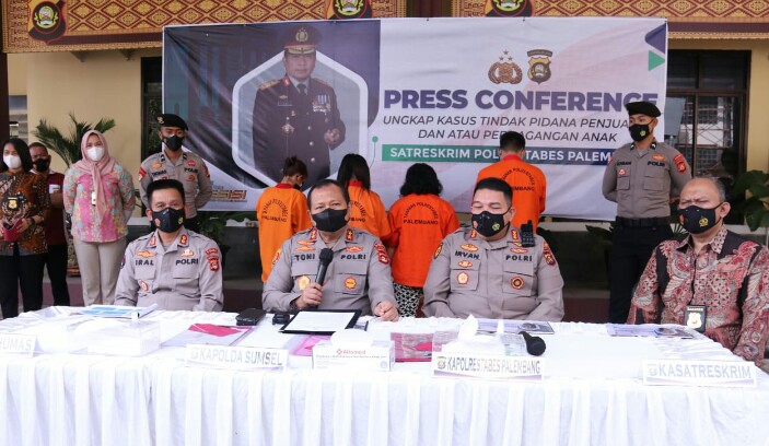 Konferensi Pers terkait penjualan anak di Mapolrestabes Palembang
