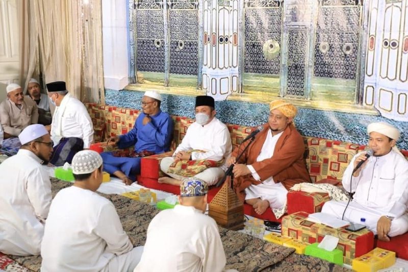 Gubernus Sumsel H Herman Deru menghadiri peringatan Maulid Nabi Muhammad SAW 1443 H di kediaman Habib Mahdi Muhammad Syahab di Kawasan Pasar Kuto Palembang, Minggu [31/10] malam.