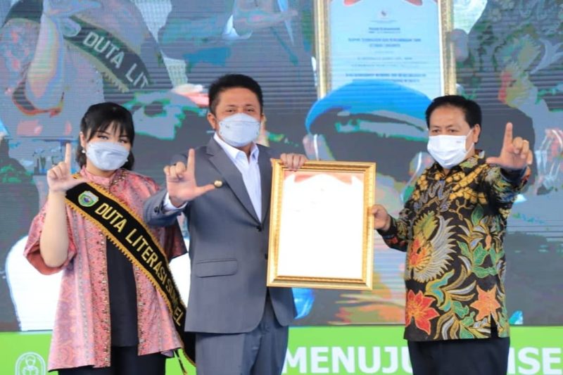 Gubernur  Sumsel Herman Deru membuka Festival Literasi Sumsel 2021 di Taman Bukit Siguntang Palembang, Sabtu [6/11].