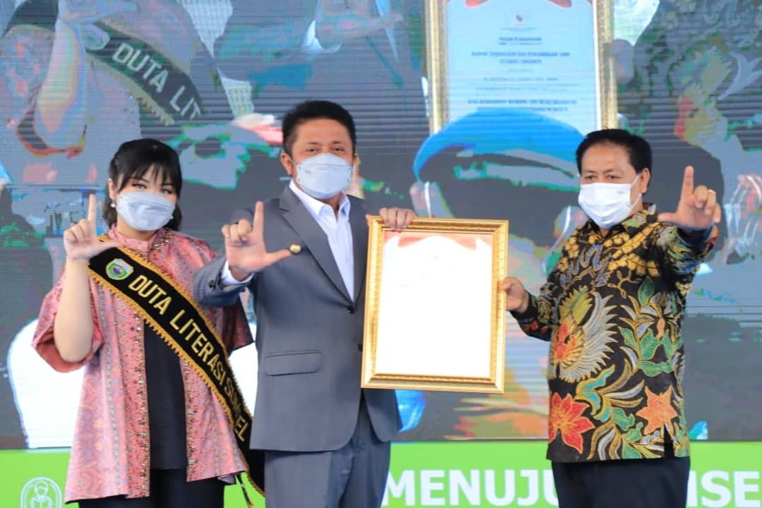 Gubernur Sumsel Herman Deru membuka Festival Literasi Sumsel 2021 di Taman Bukit Siguntang Palembang, Sabtu [6/11].