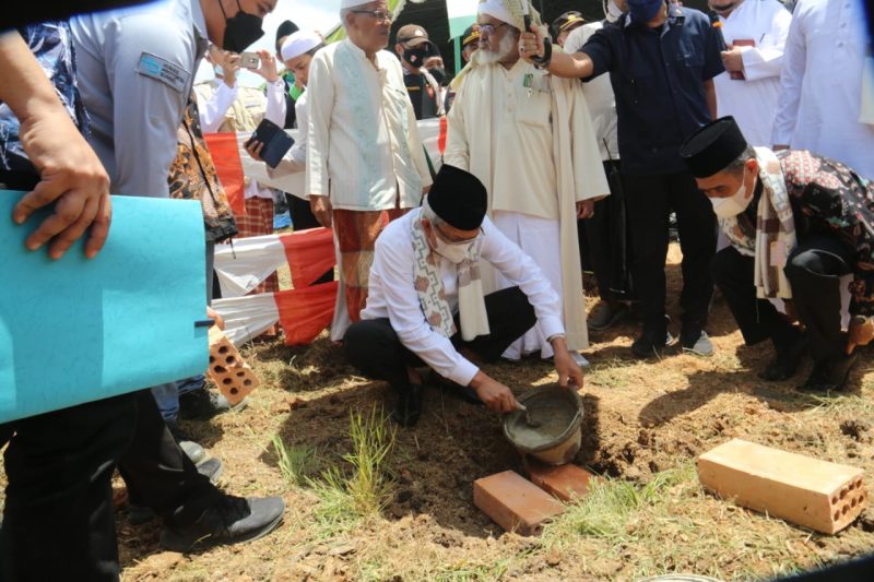 Wagub Sumsel Mawardi Yahya meletakan batu pertama pembangunam Masjid  Ponpes Irtibatul Muhibbien Dusun V Pemulutan Ilir Kecamatan Pemulutan Kabupaten Ogan Ilir, Sabtu [6/11/21]. 