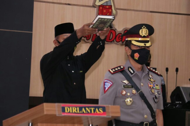Jabatan Dirlantas Polda Sumsel Sumsel resmi dijabat Kombes Pol M Pratama Adhyàsastra SIK SH menggantikan Jabatan yang ditinggal Kombes Pol Cornelis Ferdinand Hotman Sirait SIK SH yang mendapat tugas baru sebagai Kasubditlaka Ditgakkum Korlantas PolriJakarta.