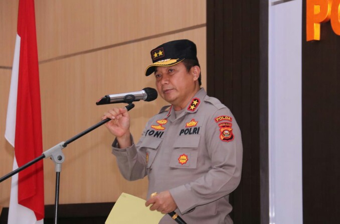 Kapolda Sumatera Selatan Irjen Pol Drs Toni Harmanto MH memimpin serah terima jabatan Direktur Lalu lintas [Sertijab Dirlantas] Polda Sumsel di Ruang Rekonfu Gedung Promoter Mapolda Sumsel Palembang, Senin [15/11].