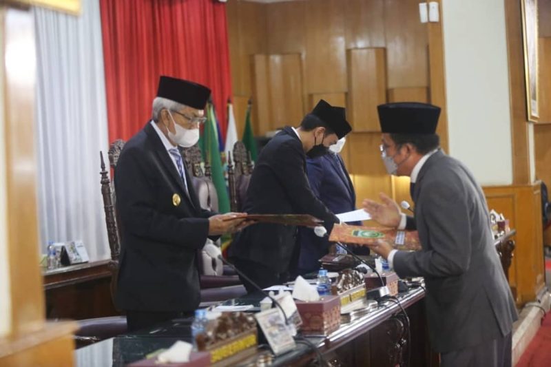 Wakil Gubernur Sumatera Selatan [Sumsel] H Mawardi Yahya menyimak pemandangan umum Fraksi-Fraksi DPRD Provinsi Sumsel terhadap Raperda APBD Provinsi Sumsel Tahun anggaran 2022, 